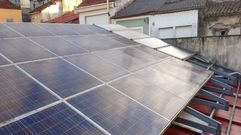 Paneles solares en la cubierta de la plaza de abastos de Monforte