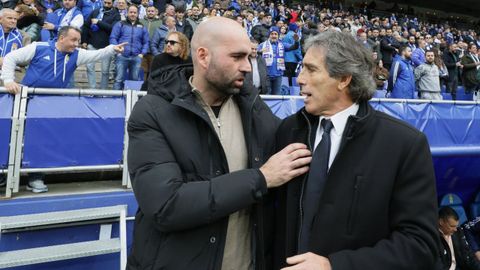Saludo entre Claudio Gir�ldez y Guillermo Almada en el Oviedo-Celta de la primera vuelta.
