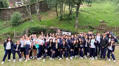 Alumnos de sexto de primaria do Colexio San Xos� de Cluny visitaron unha alvariza na parroquia lalinense de Zobra