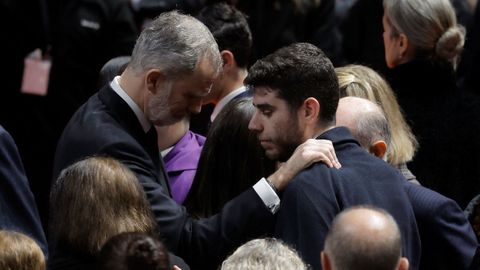 El rey Felipe VI saluda a un familiar de un fallecido en el accidente ferroviario de Adamuz