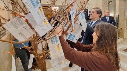 In�s Rey y Julio Abalde colocando en el �rbol su precepto constitucional