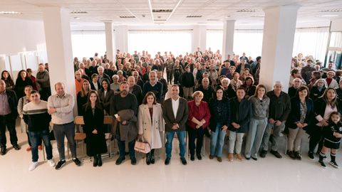 Asistentes a la fiesta de inauguraci�n del nuevo Fogar do Maior de Caldas, este s�bado por la tarde
