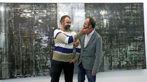 �lvaro Negro (a la izquierda), delante de un cuadro suyo de esmalte sobre cristal, junto a Teo Soriano, en la galer�a madrile�a F2