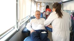 G�mez Caama�o, donando sangre en la unidad m�vil de ADOS este viernes