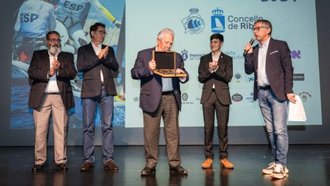 Torres Colomer fue premiadopor ser uno de los regatistas en activo ms veteranos y tambin recogi el galardn otorgado a Ramiro Carregal.