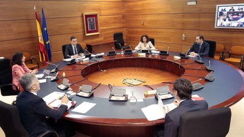 El presidente del Gobierno, Pedro Sánchez, junto a las autoridades delegadas y la portavoz, María Jesús Montero
