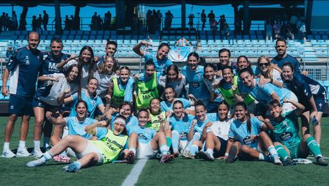 Jugadoras y cuerpo t�cnico de As Celtas, celebrando el triunfo de la pasada jornada ante el Osasuna B en A Madroa.