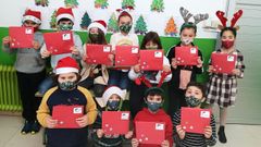 Con gorros de papel y los detalles que enviaron a los colectivos asistenciales posaron estos alumnos del Colexio Landro