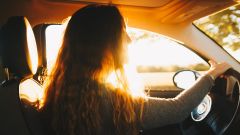 Imagen de archivo de una mujer conduciendo