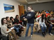 <span lang= es-es >El mejor ambiente</span>. El nuevo presidente de la Cofrad�a da Dorna, Chori, bromeando con una de las asistentes a la asamblea que tuvo lugar en el centro cultural Lustres Rivas de Ribeira. 