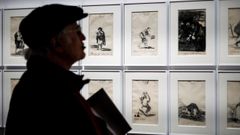 Un visitante contempla las obras de Goya