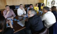<span lang= es-es >Informaci�n y organizaci�n.</span> Representantes de las plataformas comarcales en defensa de los juzgados, constituidas en Ver�n, O Barco, Xinzo, Carballi�o, Celanova y Ribadavia, mostraron ayer su apoyo a las movilizaciones en defensa del registro civil p�blico. El Colexio de Avogados tambi�n presta su apoyo. Informar y buscar apoyos pol�ticos e institucionales es el primer reto. 