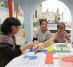 Jugando en un �rea rehabilitada gracias a la ayuda vecinal.