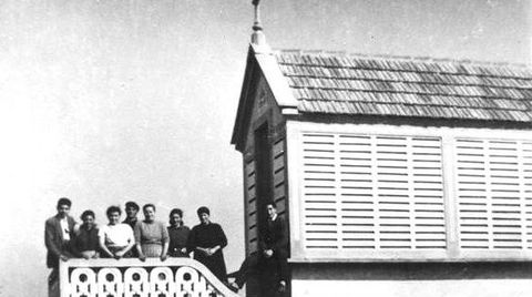 El hórreo de Xoane. Hace unos 55 o 56 años, los Testigos de Carballo y comarca empezaron a reunirse en este hórreo de Xoane, que poco ha cambiado. Fue el primer lugar de Galicia clandestino. Hace más de 30 años, una revista de esta congregación destacaba ese salto. En 10 metros cuadrados se congregaban hasta 23 personas.