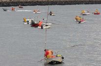 En la imagen, tomada el pasado jueves, mariscadores de la r�a trasladando almeja.