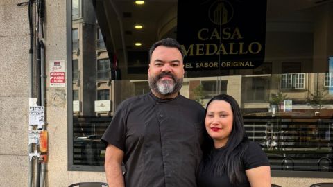Los colombianos�Mariano y Yuly frente a su restaurante Casa Medallo.