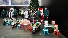 A la entrega acudieron miembros de la Guardia Civil y de la gerencia del �rea sanitaria de Lugo