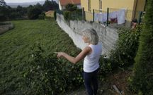 El muro ilegal act�a como contenci�n para viviendas de Vallesur. 