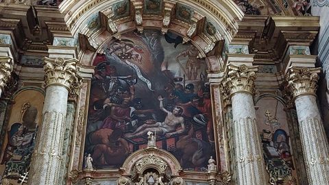 En el retablo mayor se restaur un valioso lienzo del siglo XVII  que representa el martirio de san Vicente