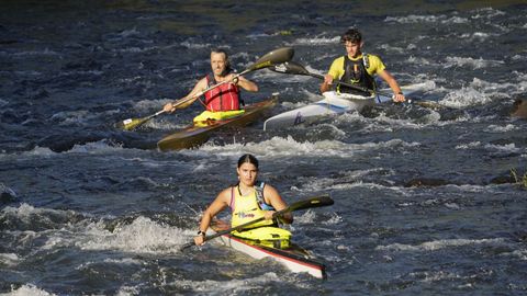 Fiesta de la piragua en el Sil.M�s de trescientos participantes y numerosos p�blico disfrutaron del descenso internacional