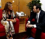 La conselleira Beatriz Mato, ayer en Santiago con Guillermo Mart�nez.