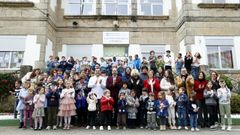 A comunidade do CEIP O Pombal posou cos familiares de Bego�a Caama�o e membros da Academia.