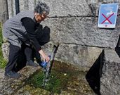 Los vilagarcianos contin�an usando las fuentes, en la imagen la de San Jos�, pese a los carteles.