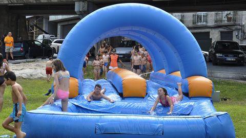 Hinchables de agua en la fiesta de clausura del campamento tecnol�gico en La Molinera.
