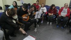 M�sicos de la asociaci�n O Castro compartieron ayer actuaci�n con usuarios de Con Eles. 