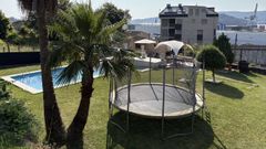 El terreno de la finca en la que su ubica la piscina de alquiler por das de Pontevedra