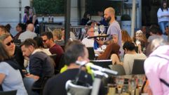 La terraza de La Gramola, en la zona monumental de Pontevedra, a rebosar sobre la una de la tarde, cuando hab�a un concierto.