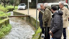 El portavoz del PP en Pontevedra, Rafa Dom�nguez, con vecinos del entorno de Padre Fernando Olmedo