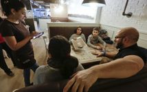 Una camarera toma un pedido en la hamburgueser�a La Pepita, reci�n abierta en Juan Fl�rez 