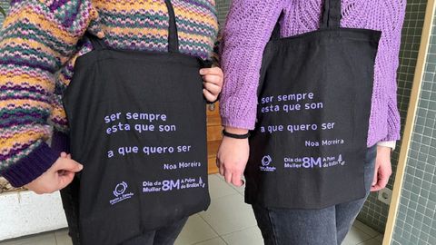 Bolsas con versos de Noa Moreira que el Ayuntamiento de  A Pobra do Brolln imprimi y distribuy con motivo del Da de la Mujer