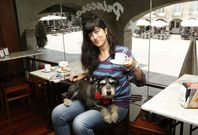 Micaela de la Maza, en el bar Princesa la de la Plaza de la Constituci�n, que admite perros. 