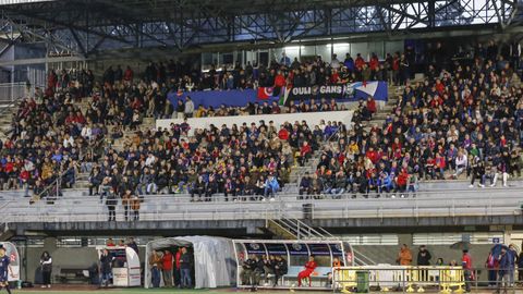 Pblico de la UD Ourense en el campo municipal de Oira.