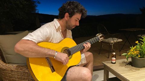 David Miranda Labayru, de 25 años, vereanea y teletrabaja este año desde una casa situada en Foz