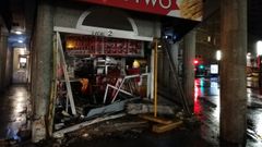 Un coche se estampa contra el restaurante Wok Two de la plaza de Pontevedra