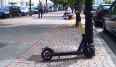 Imagen de archivo de un patinete solo en la calle