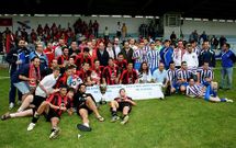 Los futbolistas de ambos conjuntos, sobre el c�sped de Vi�as da Veiga a la conclusi�n del choque