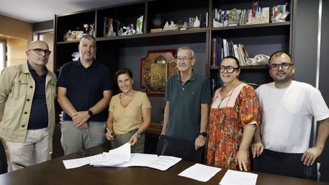 Integrantes del equipo de gobierno y de Por Viveiro, en la rueda de prensa
