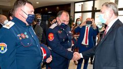 El oficialismo del Kremlin, en Vigo. Yuri P. Korchagin (derecha), embajador en Espa�a de Rusia, saludando a dos militares (junio del 2021) en la inauguraci�n del consulado del pa�s en Vigo celebrada    en el C�rculo de Empresarios de Galicia. Rusia, a mayores, tiene embajada en Madrid, un consulado general en Barcelona y consulados honorarios en las Islas Canarias, Sevilla, Valencia, Baleares y Andorra.