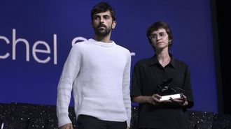 Los directores Yuval Abraham y Rachel Szor reciben el Premio Especial del Jurado por 'Naza', durante la gala de clausura del Festival Internacional de Cine de Venecia.