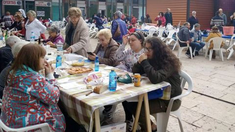 Un rinc�n m�s tranquilo, durante la multitudinaria Comida en la Calle, de Avil�s.Un rinc�n m�s tranquilo, durante la multitudinaria Comida en la Calle, de Avil�s