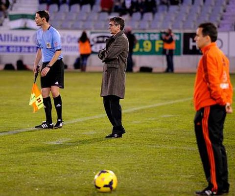 Fernando V�zquez apenas se sent� durante el partido.