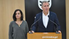 El portavoz del PP, Rafa Domnguez, este lunes, en la sala de prensa del Concello de Pontevedra con su compaera Silvia Crespo