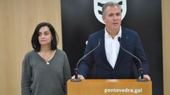 El portavoz del PP, Rafa Dom�nguez, este lunes, en la sala de prensa del Concello de Pontevedra con su compa�era Silvia Crespo