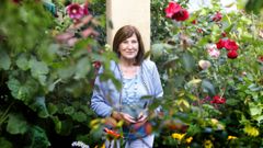 Rosa Fonta��a, coordinadora de la rede de mulleres contra os malos tratos en su jard�n en una imagen del a�o pasado