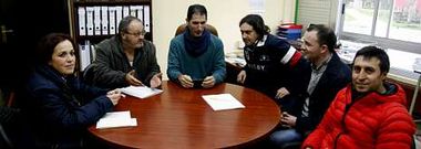 Representantes de tres concellos se reunieron ayer en la sede de Neria para preparar la feria.
