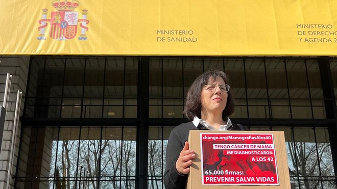 Una santiaguesa presenta en Sanidad 55.000 firmas para adelantar la edad de las mamograf�as